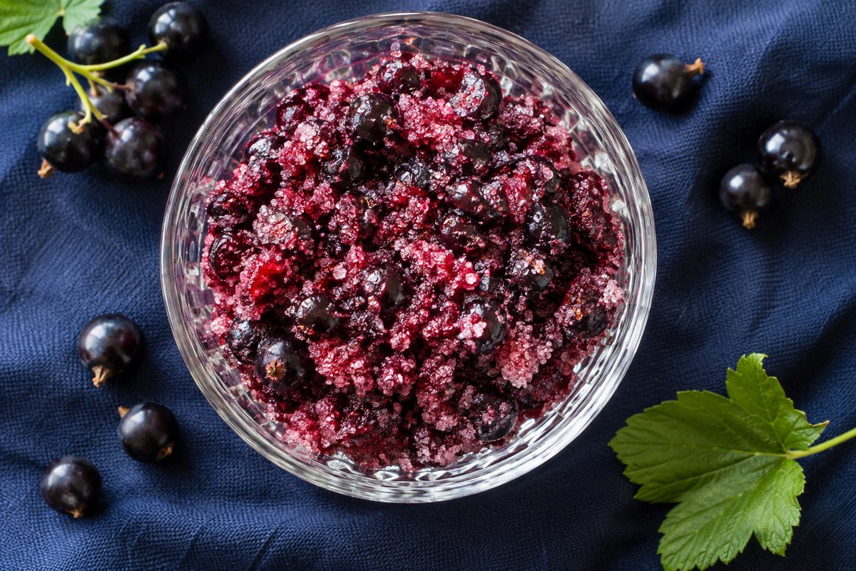 Чёрная смородина, протёртая с сахаром