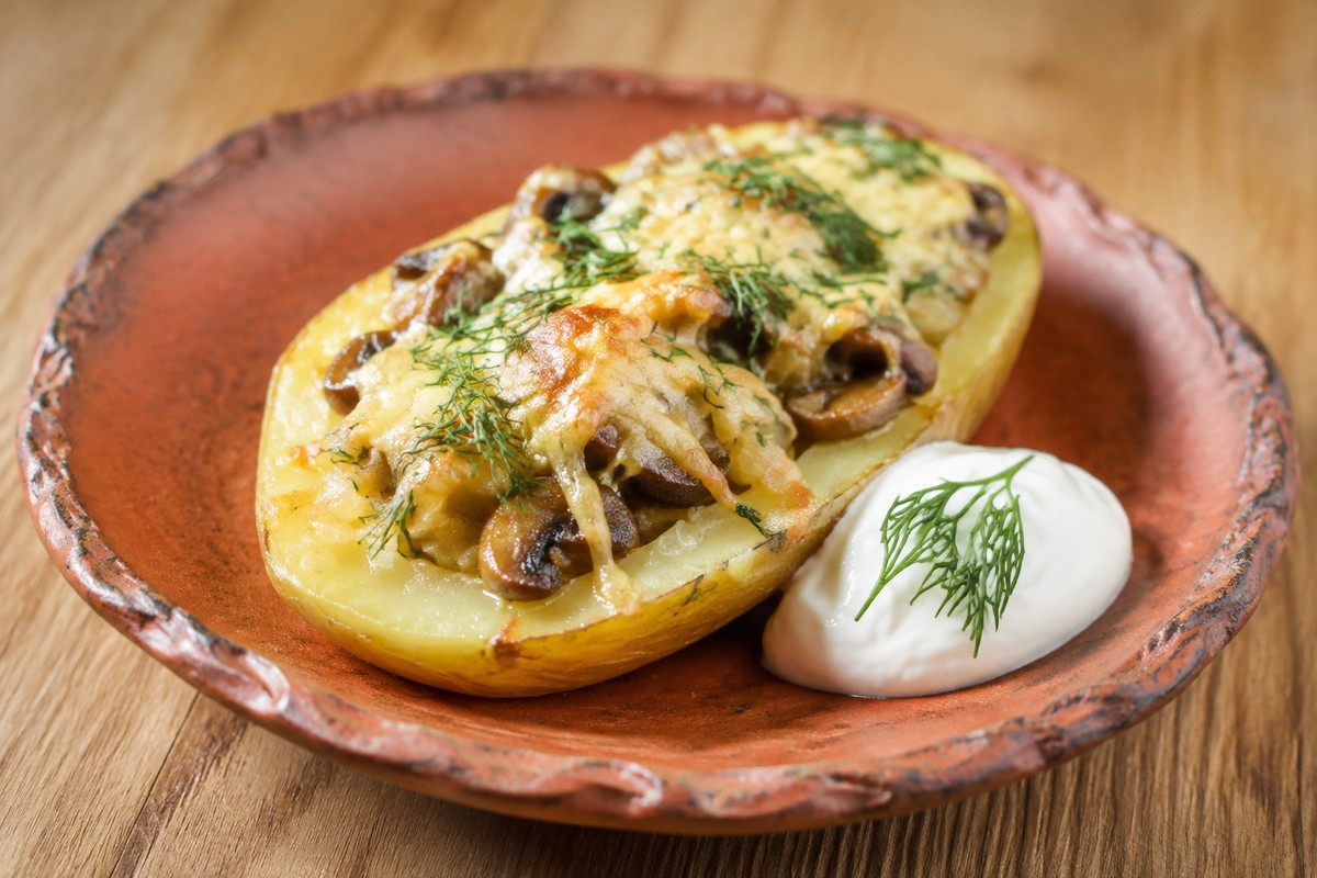 Картофельные лодочки с грибами и сыром