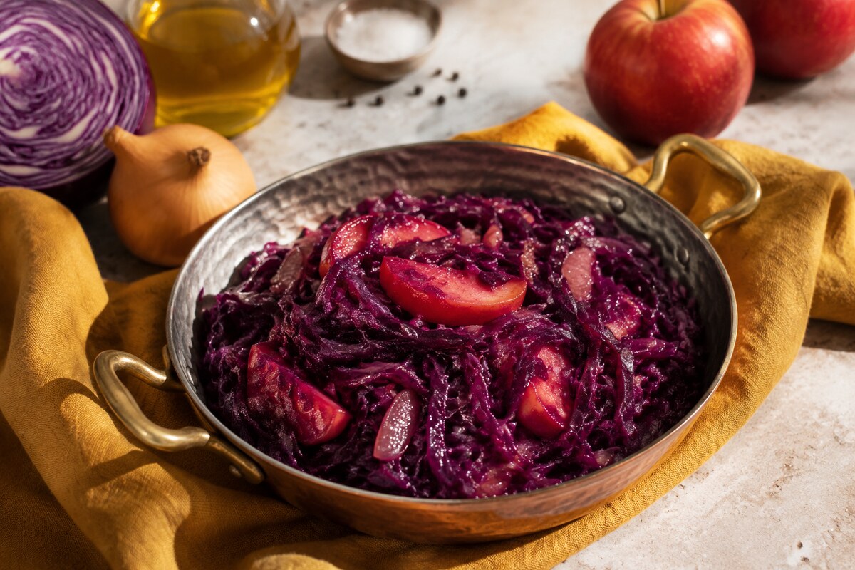 Краснокочанная капуста, тушённая с яблоком