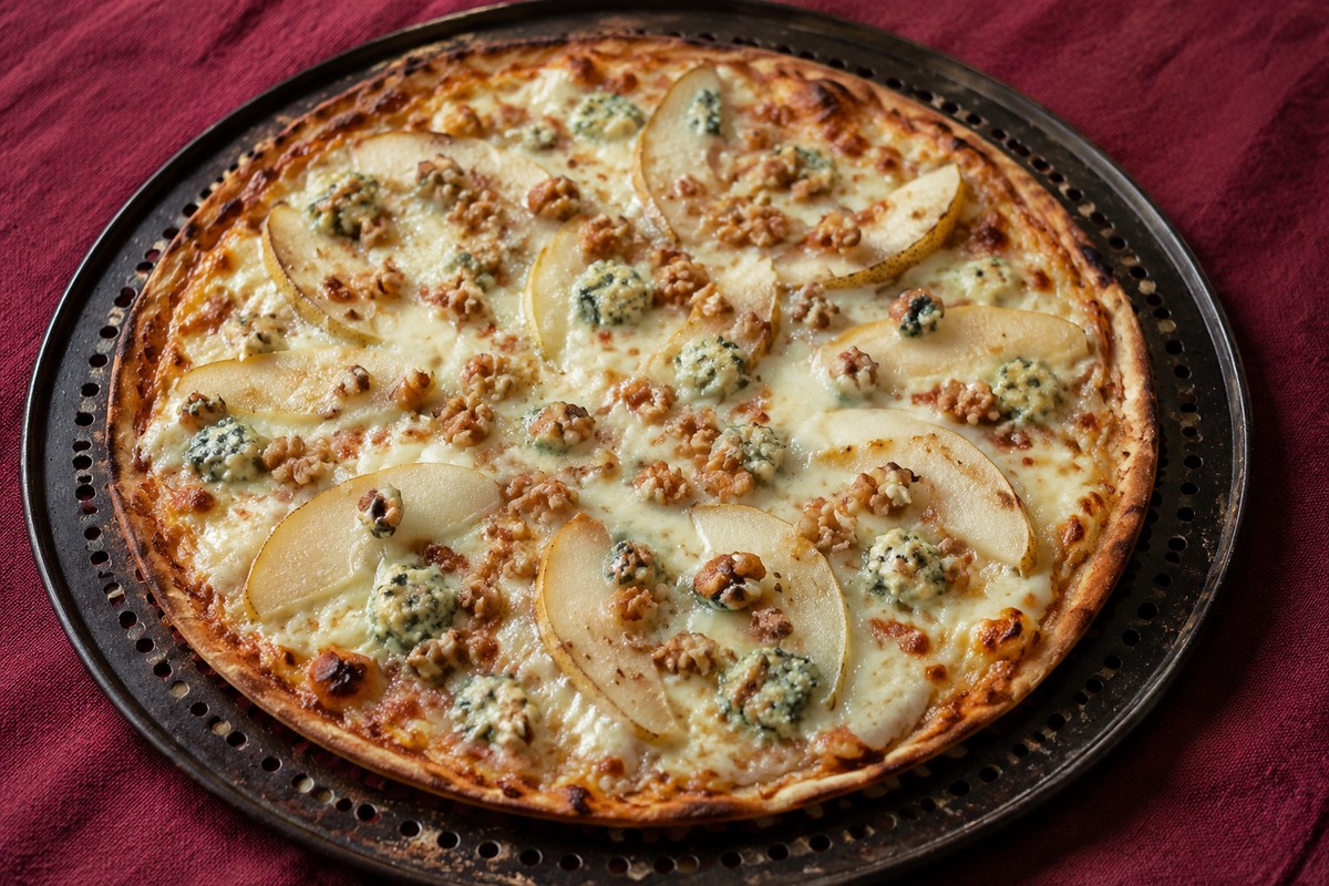 Пицца с грушей и сыром