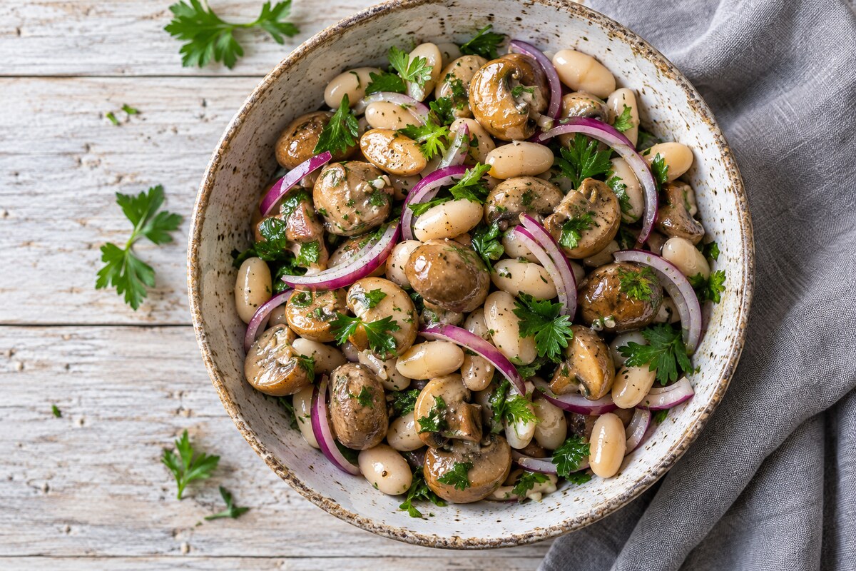 Салат с маринованными грибами и фасолью
