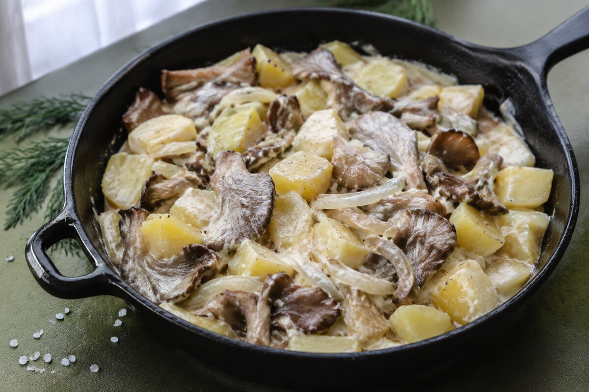 Вешенки с картофелем в горшочках